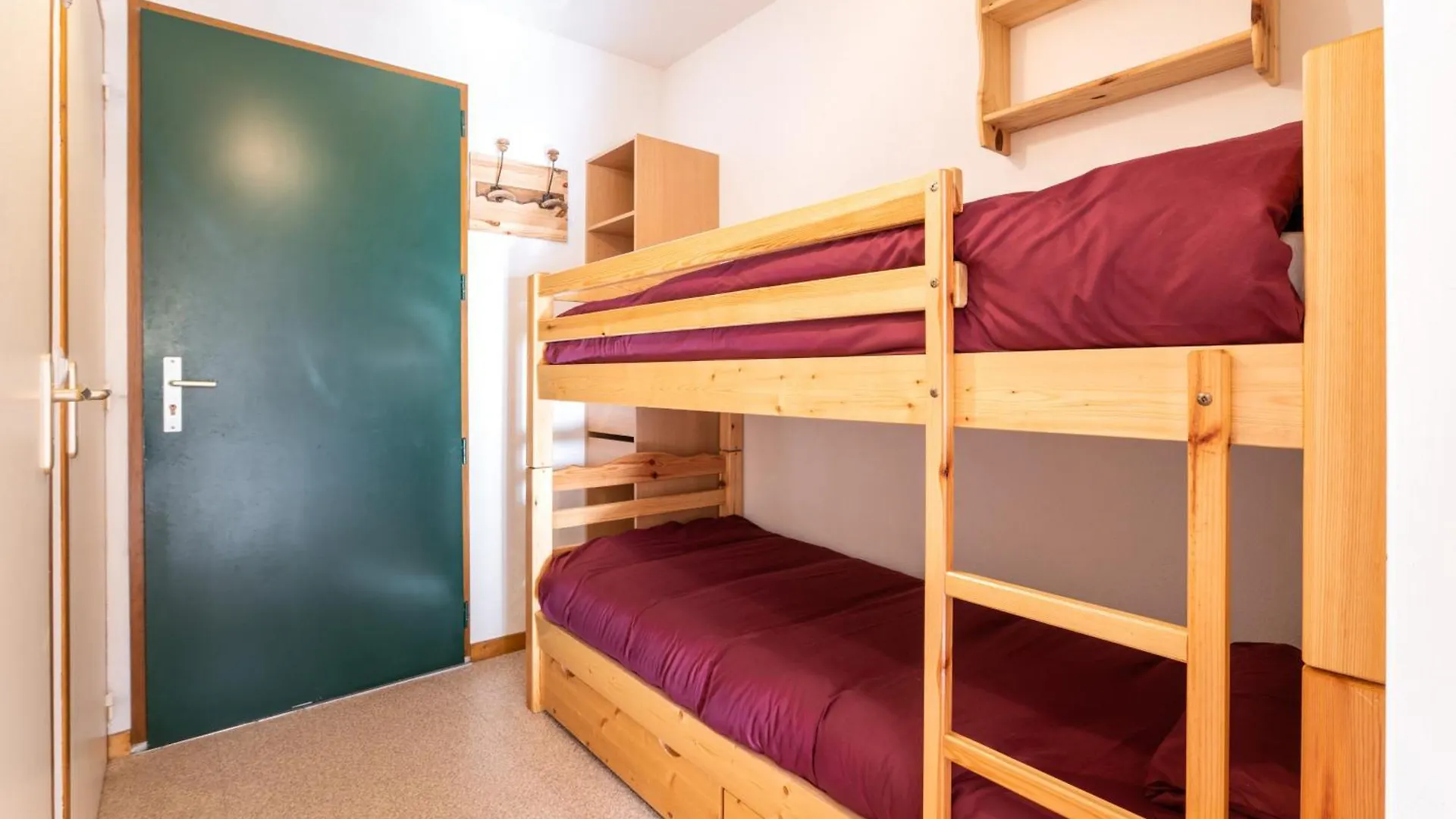 Apartment La Joue Du Loup, Appartement Pour 4 Avec Terrasse Le Devoluy France